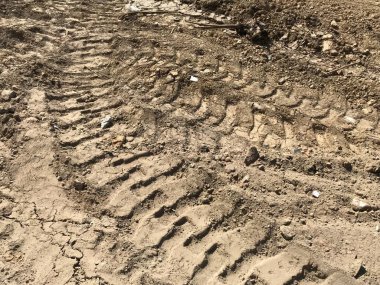 kum üzerinde traktör izleri