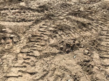 kum üzerinde traktör izleri