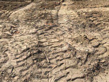 kum üzerinde traktör izleri