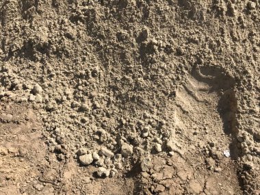 kum üzerinde traktör izleri