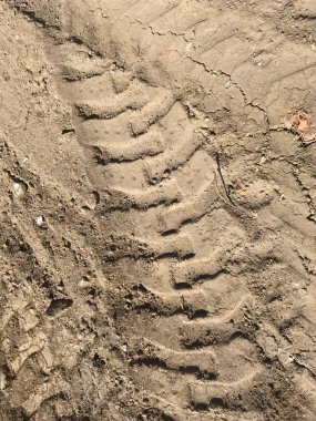 kum üzerinde traktör izleri