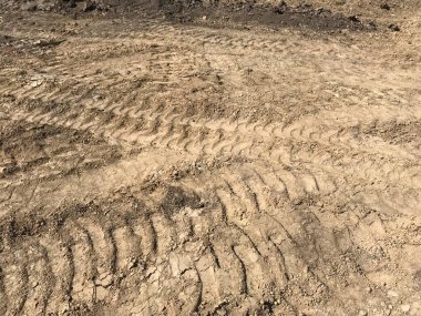 kum üzerinde traktör izleri