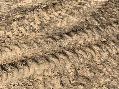 kum üzerinde traktör izleri