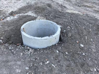Gündüz inşaat tarafında beton bloklar 