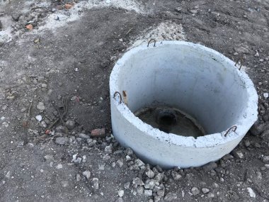 Gündüz inşaat tarafında beton bloklar 