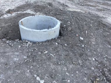 Gündüz inşaat tarafında beton bloklar 