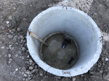 Gündüz inşaat tarafında beton bloklar 