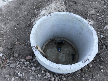 Gündüz inşaat tarafında beton bloklar 