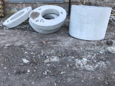 Gündüz inşaat tarafında beton bloklar 