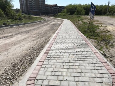 Gündüzleri şık bahçede çeşitli renklerde birbirine yakın köşeler.
