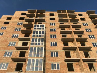 Yeni apartman, gündüz manzaralı. 