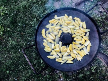 Açık havada gündüz vakti tavada patates kızartması. 