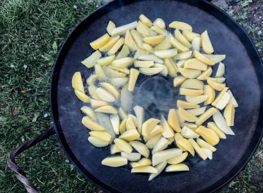 Açık havada gündüz vakti tavada patates kızartması. 