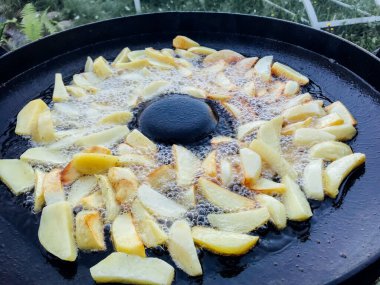 Açık havada gündüz vakti tavada patates kızartması. 