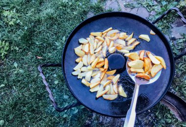 Açık havada gündüz vakti tavada patates kızartması. 