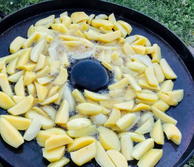 Açık havada gündüz vakti tavada patates kızartması. 