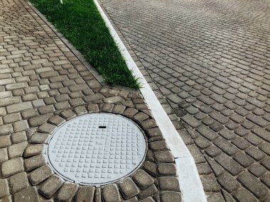 Demir kanalizasyon kapağı ya da bir caddeye dere kapağı atın.