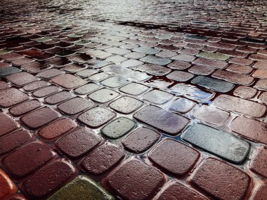 Değişik renklerde taş yontmalar, gündüz vakti yakın çekim. 