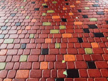 Değişik renklerde taş yontmalar, gündüz vakti yakın çekim. 