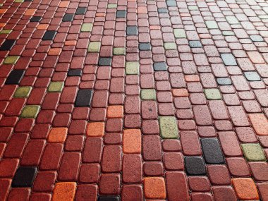 Değişik renklerde taş yontmalar, gündüz vakti yakın çekim. 