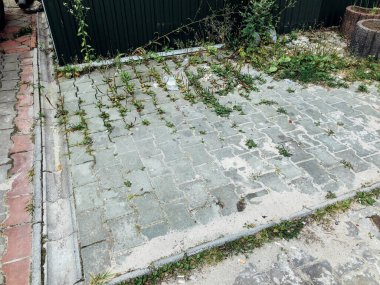 Değişik renklerde taş yontmalar, gündüz vakti yakın çekim. 