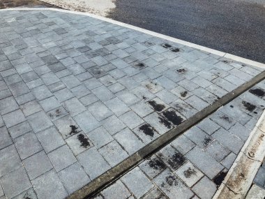 Değişik renklerde taş yontmalar, gündüz vakti yakın çekim. 