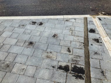 Değişik renklerde taş yontmalar, gündüz vakti yakın çekim. 