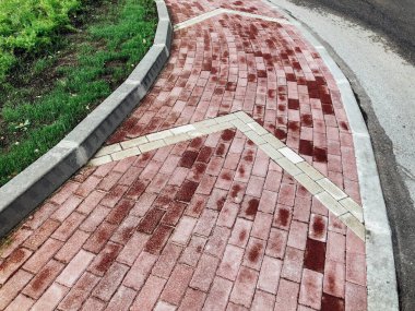 Yeşil bitkilerle dolu bahçe taşı patikası, gündüz vakti tuğla kaldırım. 