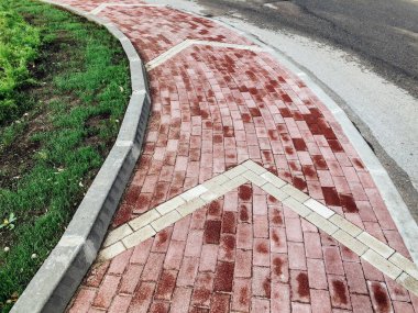 Yeşil bitkilerle dolu bahçe taşı patikası, gündüz vakti tuğla kaldırım. 