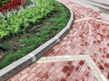 Yeşil bitkilerle dolu bahçe taşı patikası, gündüz vakti tuğla kaldırım. 