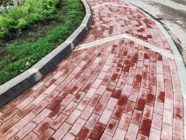 Yeşil bitkilerle dolu bahçe taşı patikası, gündüz vakti tuğla kaldırım. 