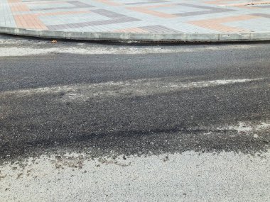 Gündüz vakti şehir parkında yürüyüş yolu taşları 