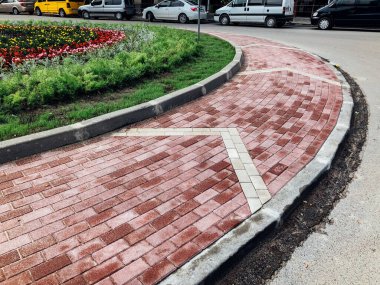 Yeşil bitkilerle dolu bahçe taşı patikası, gündüz vakti tuğla kaldırım. 