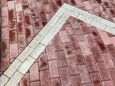 Değişik renklerde taş yontmalar, gündüz vakti yakın çekim. 