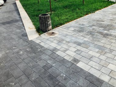 Gündüz vakti şehir parkında yürüyüş yolu taşları 