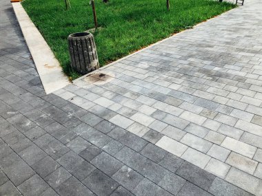 Gündüz vakti şehir parkında yürüyüş yolu taşları 