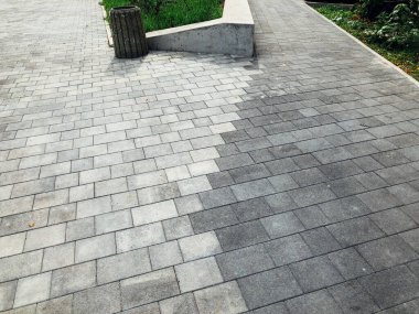 Gündüz vakti şehir parkında yürüyüş yolu taşları 