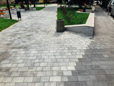 Şehir parkındaki ahşap bank.