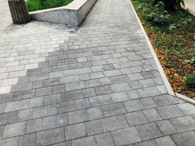 Gündüz vakti şehir parkında yürüyüş yolu taşları 