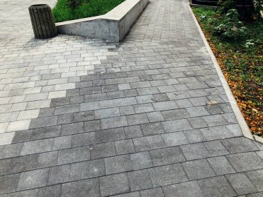 Gündüz vakti şehir parkında yürüyüş yolu taşları 
