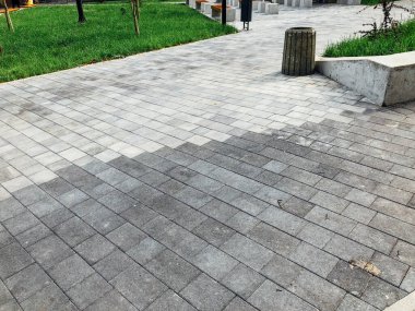 Gündüz vakti şehir parkında yürüyüş yolu taşları 