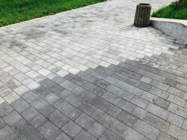 Gündüz vakti şehir parkında yürüyüş yolu taşları 