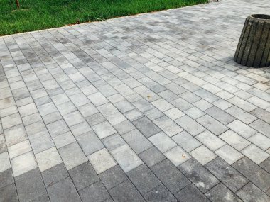 Değişik renklerde taş yontmalar, gündüz vakti yakın çekim. 