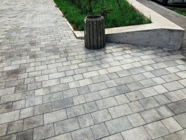 Gündüz vakti şehir parkında yürüyüş yolu taşları 