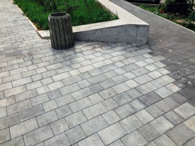 Gündüz vakti şehir parkında yürüyüş yolu taşları 