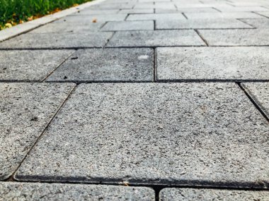 Değişik renklerde taş yontmalar, gündüz vakti yakın çekim. 