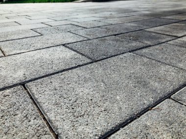 Değişik renklerde taş yontmalar, gündüz vakti yakın çekim. 