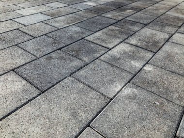 Değişik renklerde taş yontmalar, gündüz vakti yakın çekim. 
