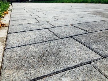 Değişik renklerde taş yontmalar, gündüz vakti yakın çekim. 