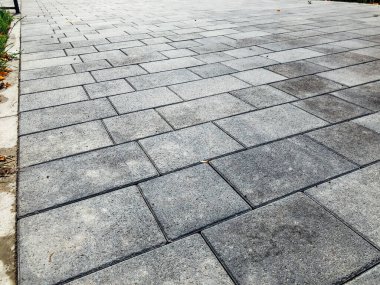 Değişik renklerde taş yontmalar, gündüz vakti yakın çekim. 